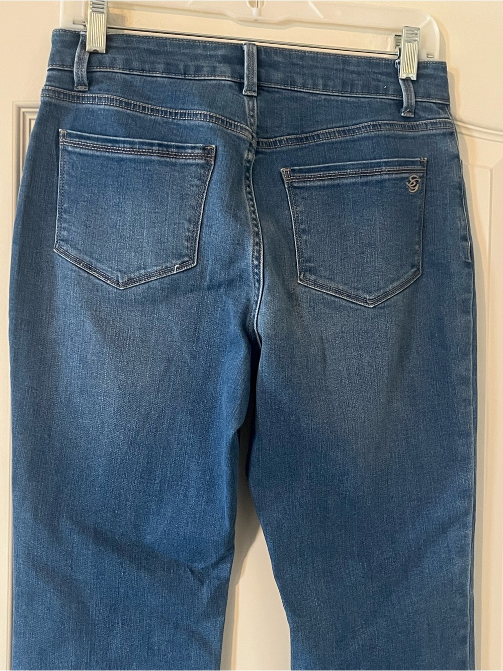 Susan Graver Designer Blue Jeans With Teal Dip-Dye Hem Cropped Size 6 Petite — image 6 of 8